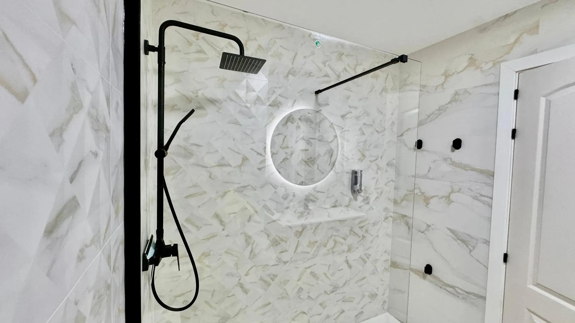 Primera Linea De Playa Apartamento Eleni エステポナ