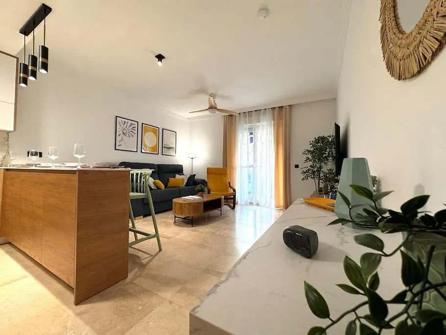Primera Linea De Playa Apartamento Eleni エステポナ アパート